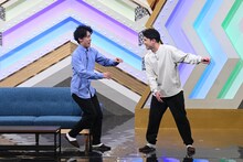 2本目のネタを披露するスパイシーガーリック。(c)NHK