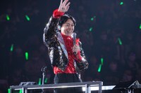 トロッコに乗って「ズルい女」を歌うナインティナイン矢部。