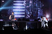 T.M.Revolutionの「HOT LIMIT」の衣装を着るナインティナイン矢部と、T.M.Revolution。