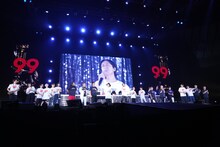 ナインティナイン矢部を中心に、出演者全員で「HOWEVER」を歌うワンシーン。