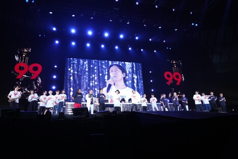 ナインティナイン矢部を中心に、出演者全員で「HOWEVER」を歌うワンシーン。