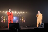 「オールナイトニッポン55周年記念 ナインティナインのオールナイトニッポン歌謡祭」のオープニングに、デビュー当時を再現した衣装で登場したナインティナイン。