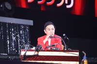 「岡-1グランプリ」審査委員長のナインティナイン岡村。