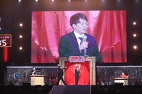 ミキ亜生のサプライズゲストとしての登場にミキ昴生がツッコミを続ける様子。