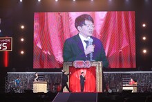 ミキ亜生のサプライズゲストとしての登場にミキ昴生がツッコミを続ける様子。