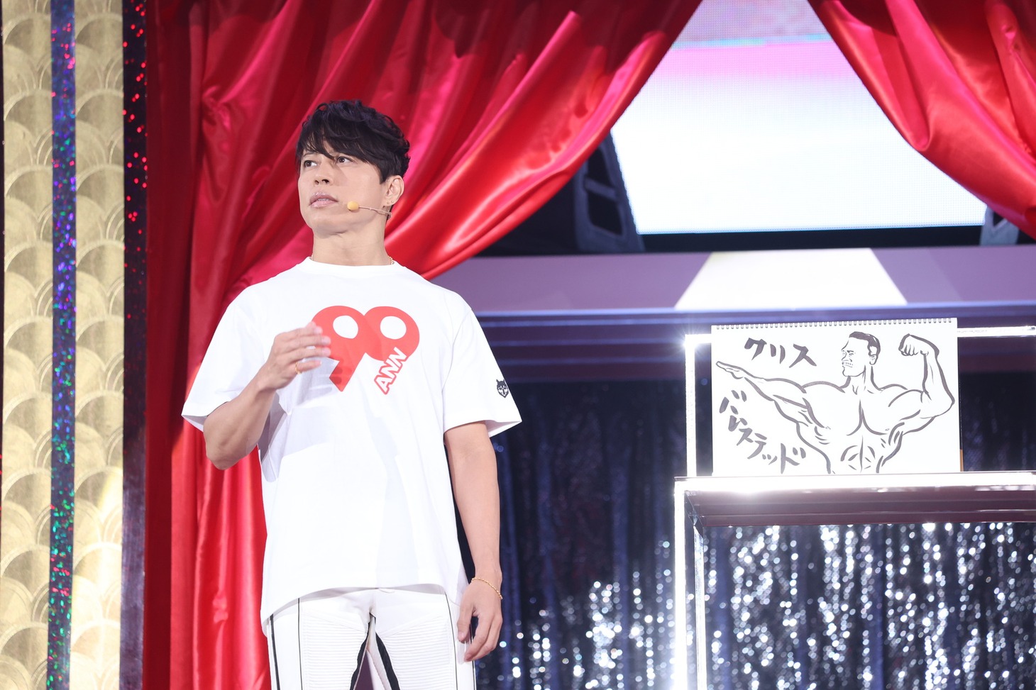 フリップネタを披露する西川貴教。