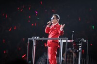 トロッコに乗り「め組のひと」を歌うナインティナイン岡村。