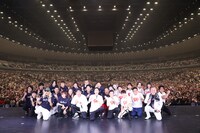 イベント出演者と横浜アリーナに詰めかけたリスナーたち。