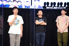 「静かな湖畔」を歌うもう中学生（左）。