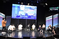 「LIVE STAND」の名場面を振り返る一同。