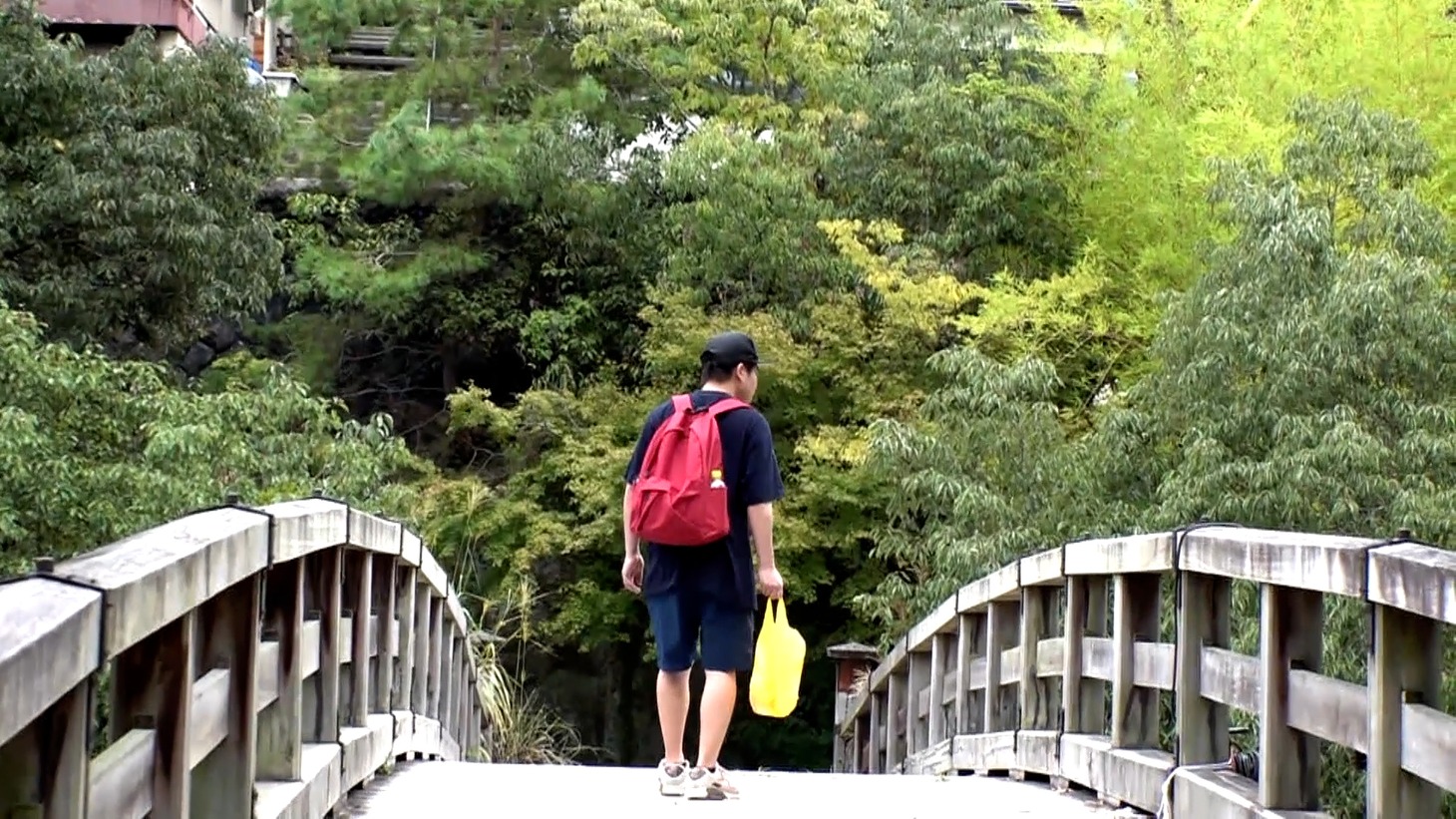 「FINDING OKADA / 岡田康太の田舎旅」のワンシーン。