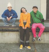 「mini」2022年12月号（宝島社）より、漫才衣装の色に合わせた派手色スウェットを着用するマユリカと、横田美憧。