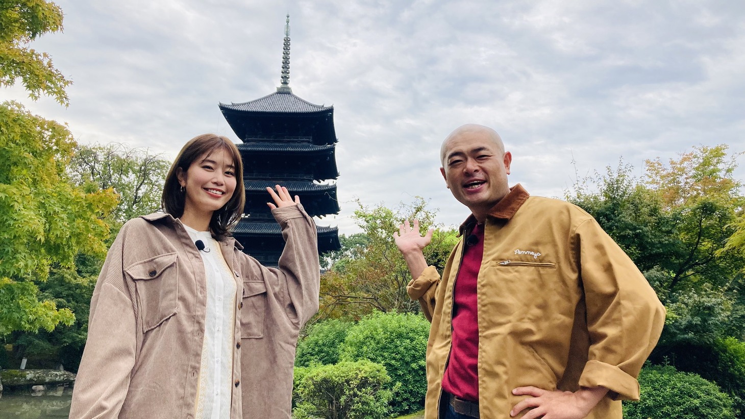 左から稲村亜美、あばれる君。(c)テレビ大阪
