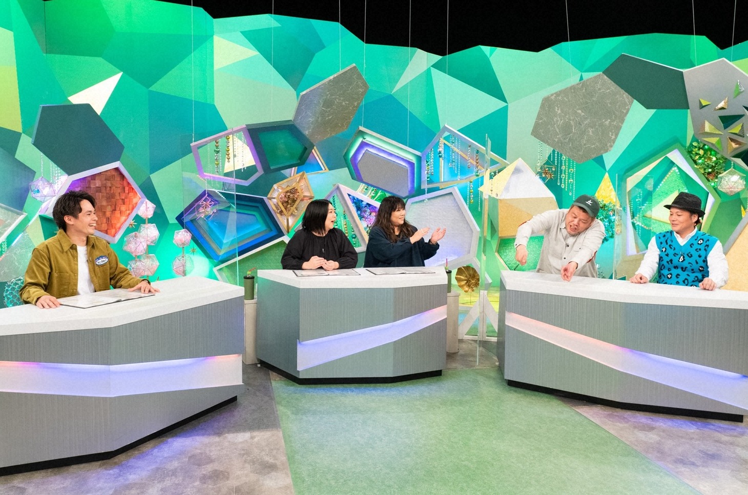 「やすとものいたって真剣です」に出演する（左から）祇園・木崎、海原やすよ ともこ、野性爆弾くっきー！、シャンプーハット恋さん。(c)ABCテレビ