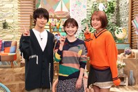 「サスティな！」MCの（左から）神尾楓珠、倉科カナ、代打MCの王林。(c)フジテレビ