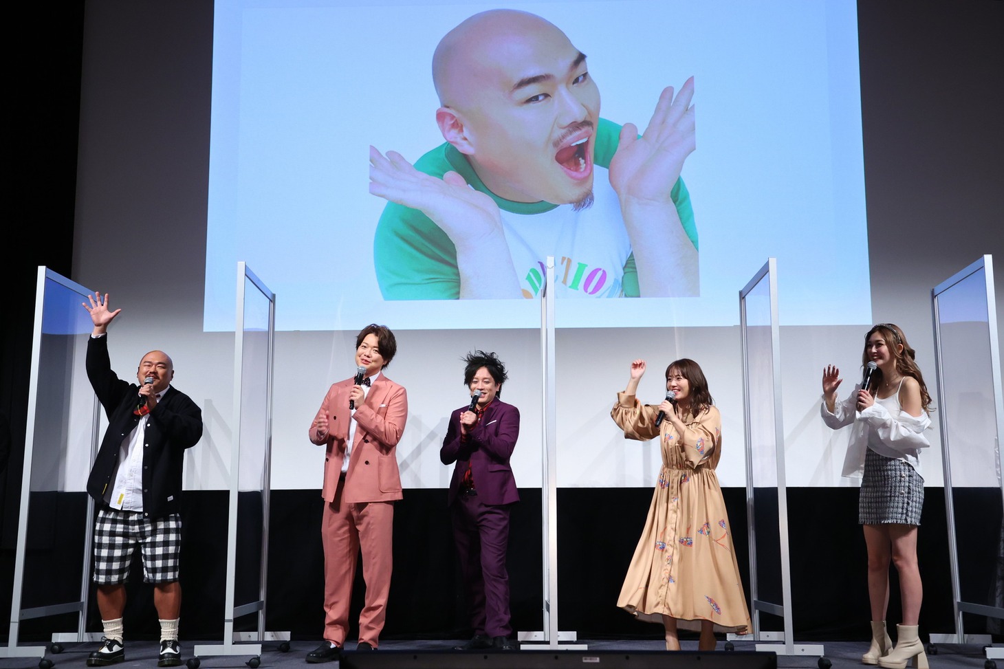 安田大サーカス・クロちゃん（左端）とゆうちゃみ（右端）との“マッチング”が発表された場面。