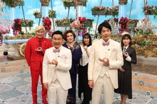 かまいたちと（後列左から）メイプル超合金カズレーザー、IKKO、坂下千里子、馬渕磨理子。(c)フジテレビ