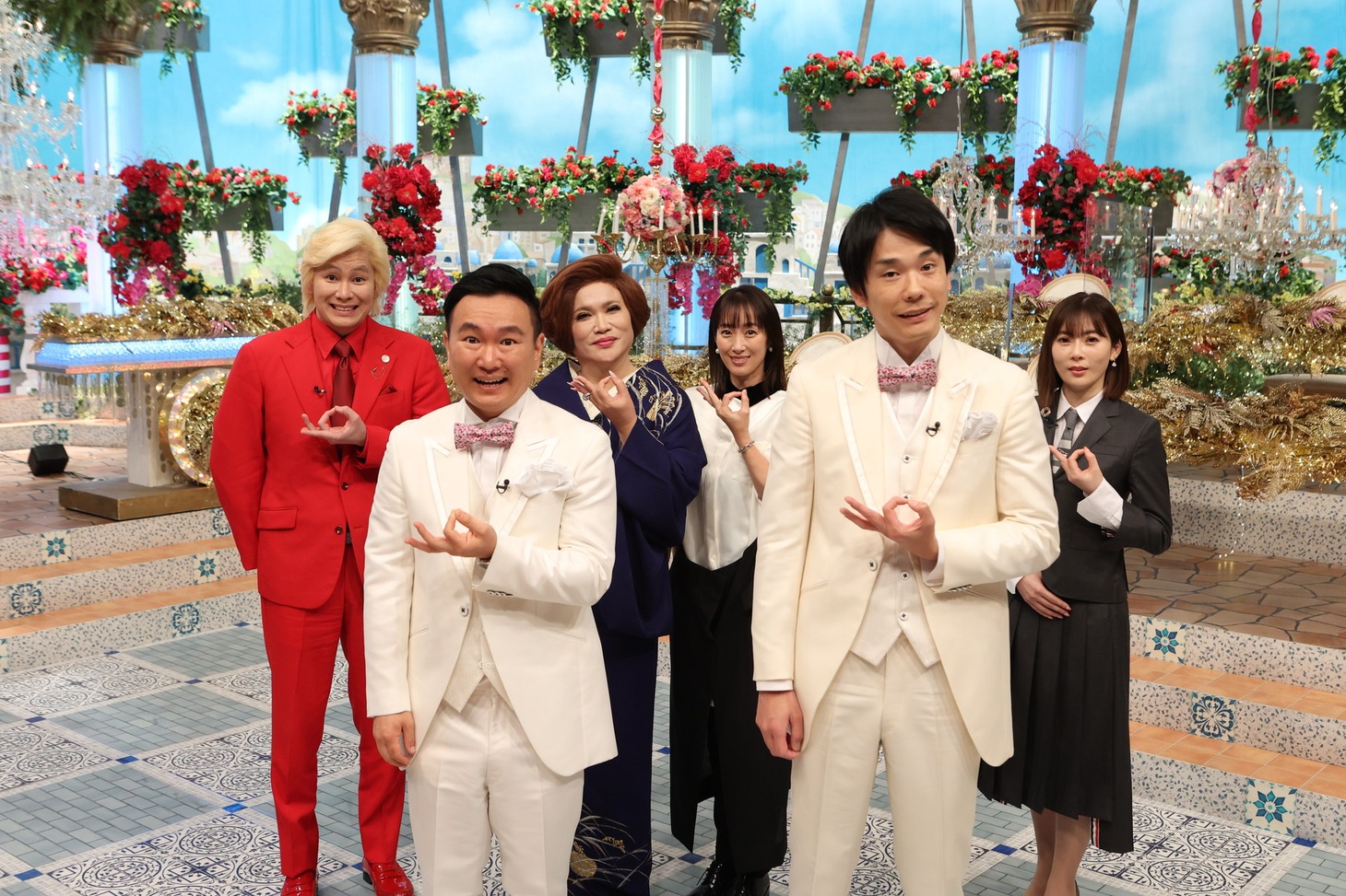 かまいたちと（後列左から）メイプル超合金カズレーザー、IKKO、坂下千里子、馬渕磨理子。(c)フジテレビ