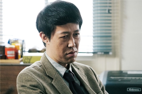 「ある男」より、小籔千豊扮する中北。