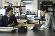 「ある男」より、小籔千豊（左）と妻夫木聡（右）の共演シーン。
