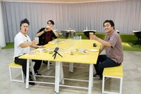 ゲストのコウテイ（左）とMCの平成ノブシコブシ徳井。(c)JOOKEY