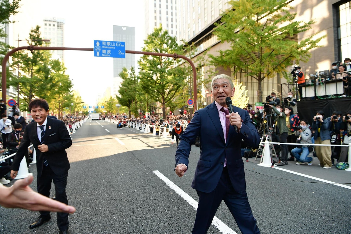 「御堂筋ランウェイ」に登場したダウンタウン。