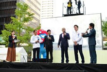 ダウンタウン、吉村洋文府知事、松井一郎大阪市長、MCの今田耕司らのトークの様子。