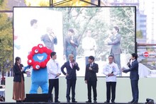 ダウンタウン、吉村洋文府知事、松井一郎大阪市長、MCの今田耕司らのトークの様子。