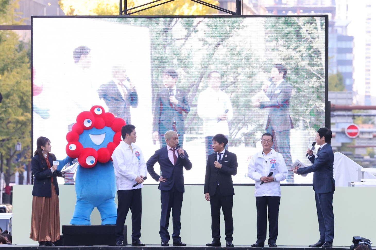 ダウンタウン、吉村洋文府知事、松井一郎大阪市長、MCの今田耕司らのトークの様子。