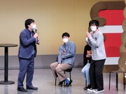 GAG福井の要望に応えたはずが威嚇されてしまうMCのロングコートダディ兎（左）。（写真提供：吉本興業）