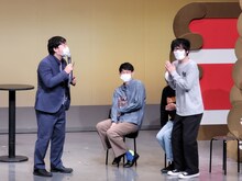 GAG福井の要望に応えたはずが威嚇されてしまうMCのロングコートダディ兎（左）。（写真提供：吉本興業）