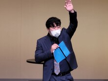 観客にも話しかけて飽きさせないMCのロングコートダディ兎。（写真提供：吉本興業）