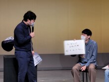 ドリカムとミスチルを間違えてツッコんでしまい、「紛らわしい」として回答ごと「ダメ」にしてしまうMCのロングコートダディ兎（左）。（写真提供：吉本興業）