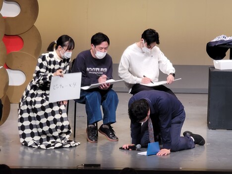 回答をうまく拾いきれず膝から崩れ落ちるMCのロングコートダディ兎。（写真提供：吉本興業）