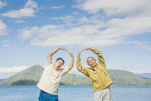 「8ch」をモチーフにしたUHB50周年ロゴのポーズを取るタカアンドトシ。(c)UHB/YOSHIMOTO KOGYO