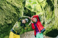 UHB50周年ロゴのポーズを取るEXIT。(c)UHB/YOSHIMOTO KOGYO