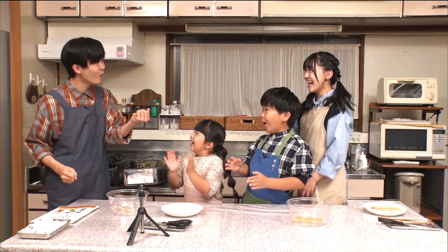 鈴木福（左端）ら鈴木家4兄妹。(c)テレビ朝日