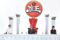 左から板尾創路、千原ジュニア、谷元星奈アナウンサー。(c)カンテレ