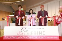 テープカットの様子。