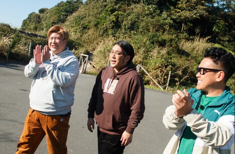 左からビスケットブラザーズ、宮川大輔。(c)日本テレビ