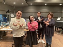 左からミルクボーイ内海、松浦景子、ミルクボーイ駒場、宇野ひろみ。