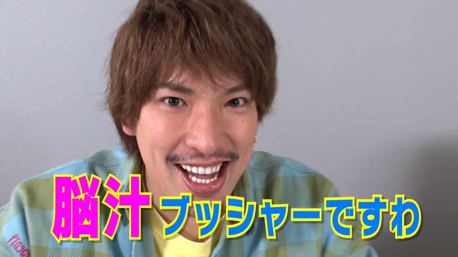 動画「EXITがエースコックと“コラボカップめん”を開発」より。