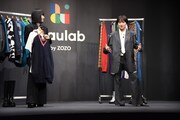 「niaulab by ZOZO」を体験するラランド・サーヤ（右）。