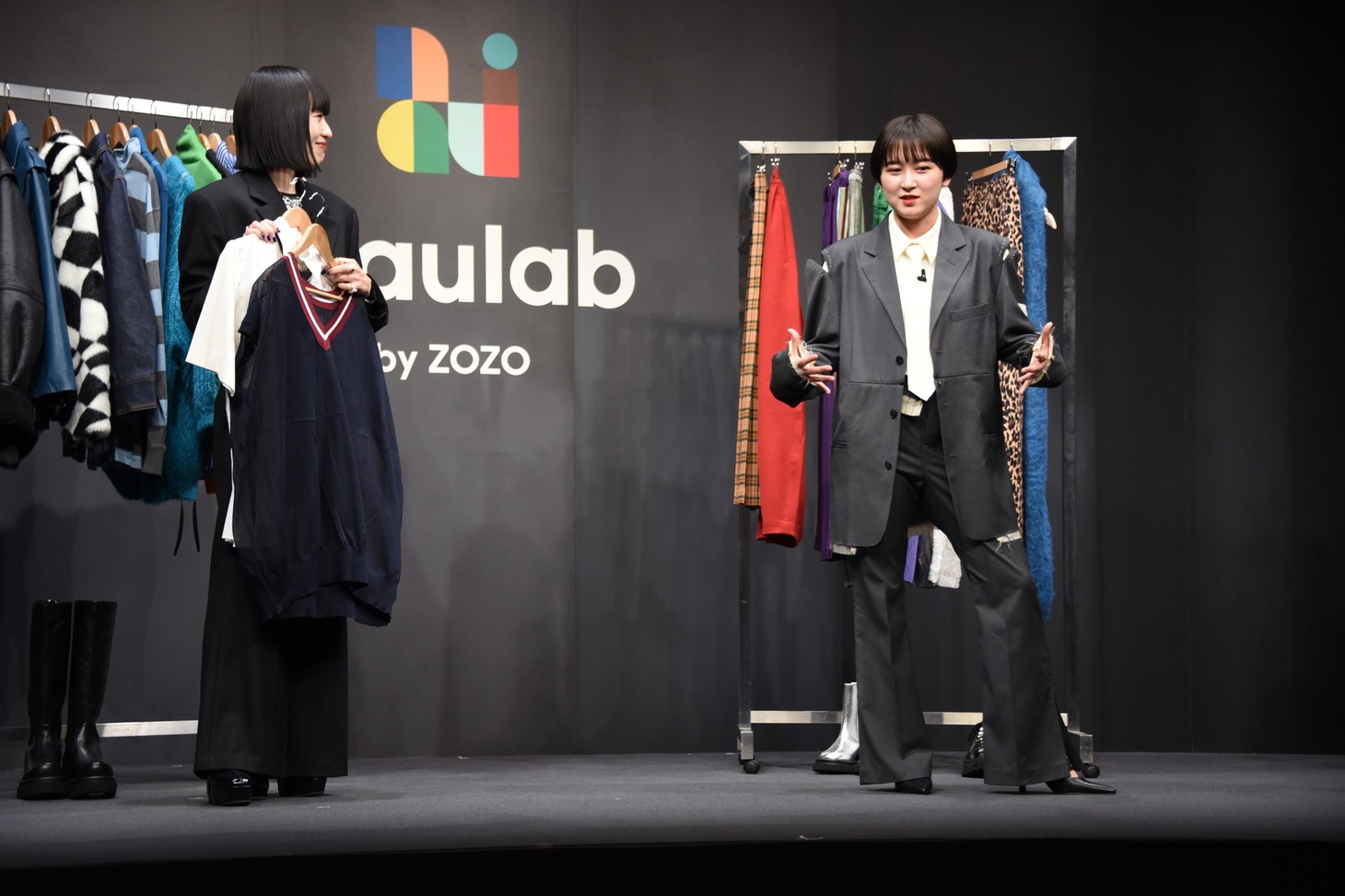 「niaulab by ZOZO」を体験するラランド・サーヤ（右）。