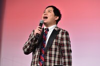 会見の開幕を宣言する、霜降り明星せいや。