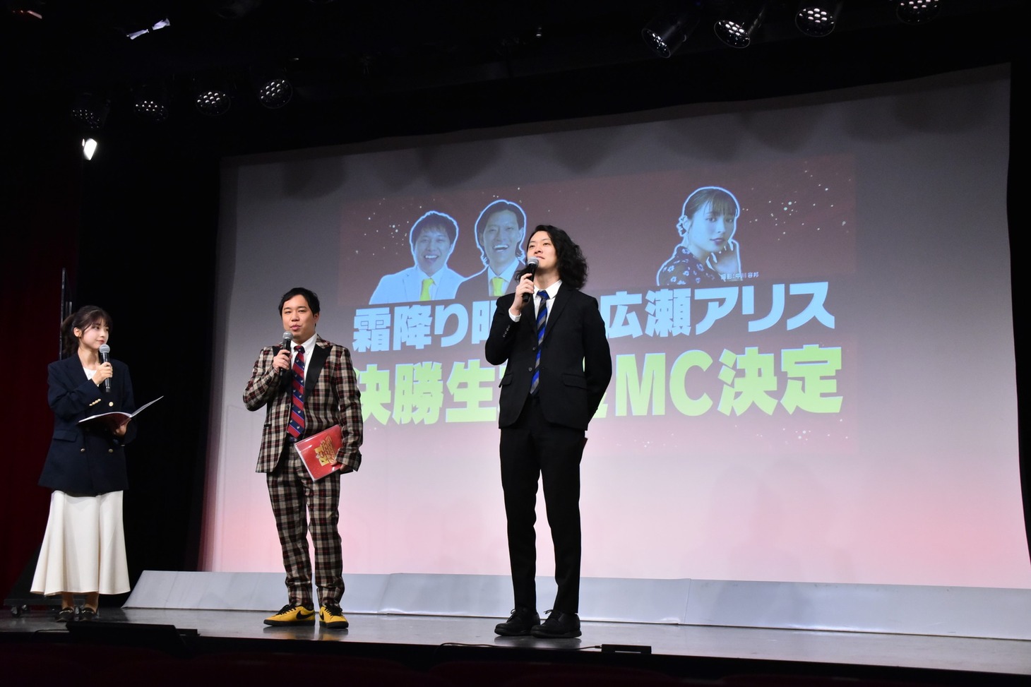 会見の様子。