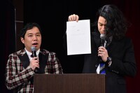 お見送り芸人しんいちにサインしてもらう誓約書を紹介する霜降り明星。