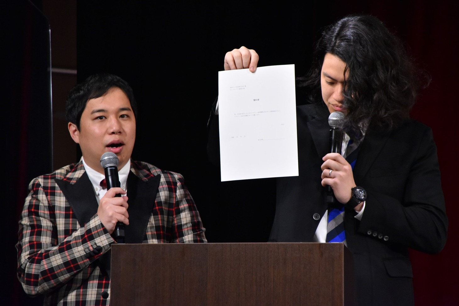 お見送り芸人しんいちにサインしてもらう誓約書を紹介する霜降り明星。