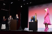 お見送り芸人しんいちが誓約書にサインを入れる場面。