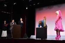 お見送り芸人しんいちが誓約書にサインを入れる場面。